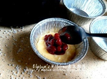 step8: 將西米湖放入焗碗內至1/3份滿 , 再放入適量紅豆蓉 , 再放上西米糊至九分滿