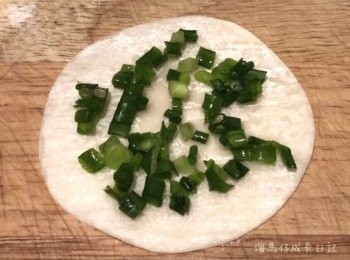 step3: 將水餃皮放上葱末，再蓋上一片水餃皮，依個人口感，可堆疊2-3層