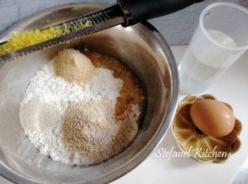 step1: 檸檬磨皮備用
大碗內放酵母攪拌後，放入其他所有材料