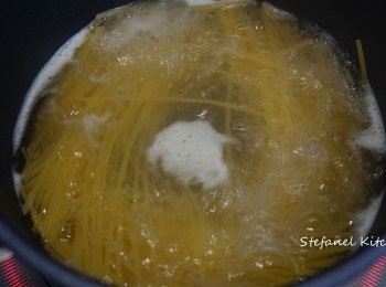 step7: 燒一鍋熱水加一茶匙鹽，待水滾後放入意粉，切記不可蓋上蓋，否則很容易滾，瀉兩三分鐘後浮上面即熟，用罩離隔去水份，不須過冷河