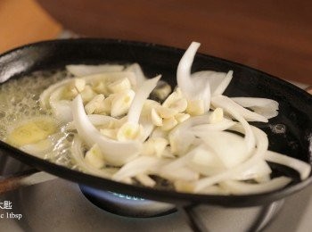 step5: 最後準備鐵板，放入奶油，接著爆香大蒜、洋蔥後鋪上步驟4炒好的牛柳，吃之前在拌勻就完成了。