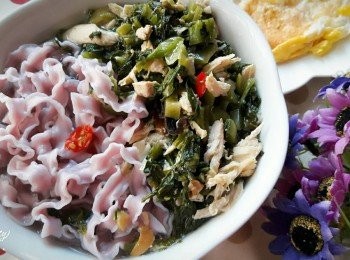 step6: 把麵和湯盛到碗內 , 再將剩下的雪菜雞絲舖上 , 加少許辣椒醬即可開動