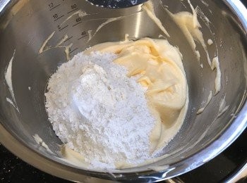 step6: 將已過篩低筋麵粉加入，轉用Folding Tool用慢速打勻