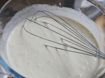 step5: 在另一大碗內，將雞蛋及淡忌廉拌勻，下一茶匙鹽及1/4茶匙黑胡椒粉拌勻