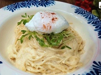 step7: 再將意大利麵和水波蛋上碟即可，另可配搭溫室豆苗，或紫菜碎也可