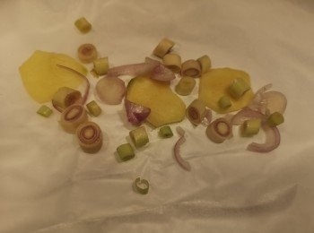 step2: 錫紙面鋪上一張烘焙紙，烘焙紙鋪上薑片和部份香茅和乾蔥片。