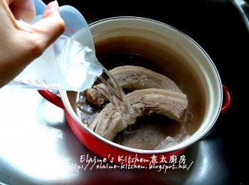 step6: 將焗好的豬腩肉放入大煲內加冰水浸約30分鐘