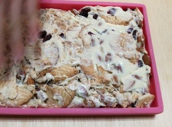 step6: 加混合好的雪花餅放在塑型盤上，塑成方型。