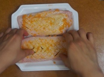 step3: 之後先在肉跟皮上抹上剛才磨出來的橙皮