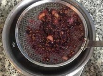 step9: 用濾網濾掉黑莓籽和殘渣；只取用180～190的液體。