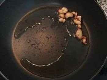 step5: 雞油、雞皮丁放入鍋中小火煸出油；