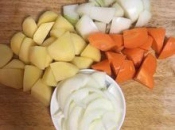 step4: 馬鈴薯、紅蘿蔔切塊；ㄧ顆洋蔥切塊、ㄧ顆洋蔥切絲；