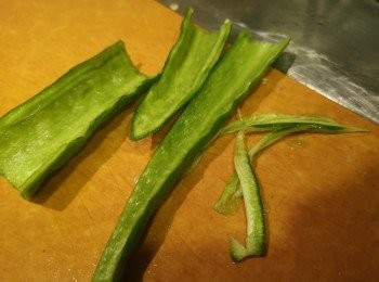 step2: 青紅辣椒去籽和切去裏面較粗身部份。