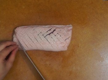 step2: 鴨胸洗淨抹乾，用刀在鴨皮上斜切格仔紋