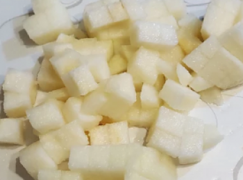 step1: 先把梨及蘋果去皮切粒