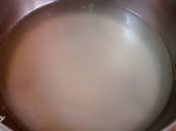 step5: 小鍋子中加入高湯一罐 , 清水一罐煮滾 , 把一半的雪菜雞絲加入煮約五分鐘 , 再加入已煮好的紫薯麵煮一下即可