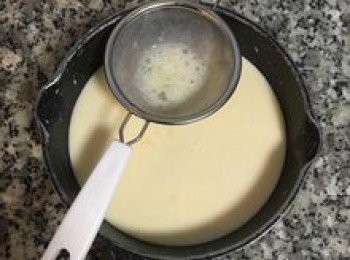 step3: 將混勻的牛奶蛋液過濾到可加熱的鍋中；