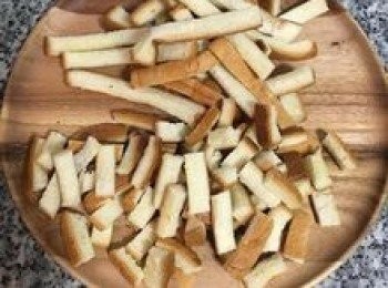 step6: 吐司邊用剪刀剪成約5～6公分（如用吐司者，一塊約切成12塊）；