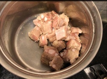 step1: 豬軟骨汆水，大概3-6