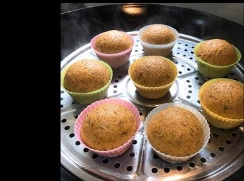 step3: 蒸蛋糕所需時間因應模具大小。如6吋蛋糕模要45分鐘或以上。蒸完用筷子插入睇下仲有冇糊狀，冇就蒸熟