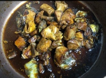 step1: 先將腩排煎香，加入洋蔥（可不加）再加入梅酒炒一炒後將其餘醬汁及水加入後炆大半小時後收汁即可