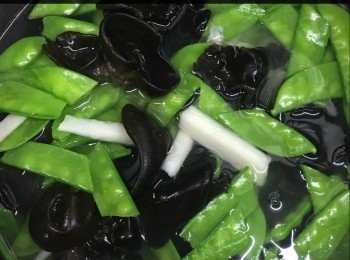 step3: 先放紅椒同淮山，在加荷蘭豆和木耳炒一下