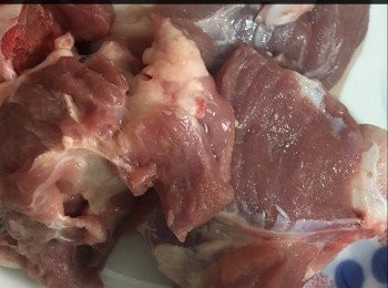 step3: 豬骨洗淨出水