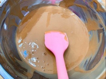 step3: 將麵糊漿倒入模中，大約九成滿即可。