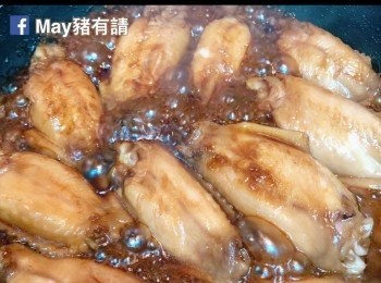 step3: 加入味醂和清酒，煮沸至酒精揮發後加入醬油和冰糖，慢火煮至收汁及<a href="https://bit.ly/3zHU5V3" target="_blank" data-keyword="雞翼" class="guide-link"><strong>雞翼</strong></a> <span style="display:inline-block;vertical-align:middle;margin-top:-3px;color:initial;border-radius:3px;padding:2px 3px;font-size:12px;line-height:14px;background:#87d300;color:#fff;">即買</span> 熟透。