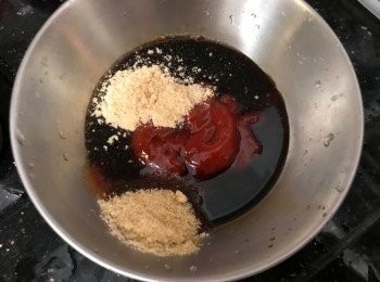 step5: 茄汁、糖、生抽、雞粉、水150ml撈勻