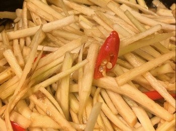 step8: 牛蒡去皮，切絲，浸水約10分鐘；剩起，瀝乾水份，備用。
將牛蒡絲、指天椒及調味料放入鍋内，拌匀，中火加熱，煮2分鐘；轉小火，蓋上鍋蓋，煮5分鐘，熄火，不要打開鍋蓋焗10鐘，重覆再做1次，即成，灑上黑白芝麻裝飾。