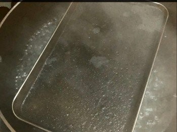 step5: 將芝麻漿過篩隔渣後，於長方形模內，放一點油，掃上一層薄薄的油後，然後將約100ml芝麻漿倒入，以中大火去蒸約3-4分鐘。