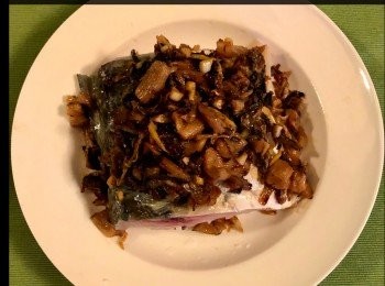 step3: 然後將甜梅菜放入鑊中炒乾一會後，加少許油，放入刴碎蒜頭爆香後即可盛起。

將鯇魚鋪上已炒好的梅菜。