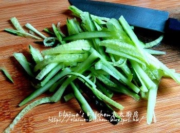 step7: 期間將青瓜去皮切絲 , 調味料放入碗內拌勻