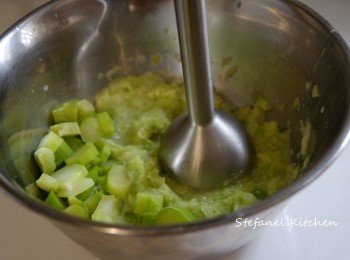 step4: 把淋身的露荀放入大碗內，用攪拌機打成醬狀，
加入胡椒粉，白酒，豆漿或牛奶，鹽調味