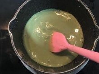 step8: 將玉米粉+椰奶的混合液倒入抹茶牛奶中；拌勻並持續加熱攪拌。