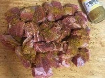 step3: 用鹽、黑胡椒粉、紅椒粉和印度咖哩粉抓勻備用；