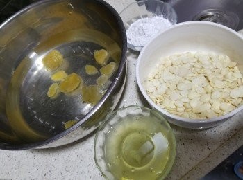 step1: 預備好所有材料:南杏150g,冰糖120g,粘米粉35g,食用水800g,蛋白2個,先將冰糖加入水中浸30分鐘加快溶解