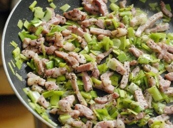 step3: 餡料做法：熱鍋後下少許油，炒煙肉粒約3分鐘. 然後下已切碎的韭蔥，下黑胡椒粉調味，煮至韭蔥軟身，待涼.