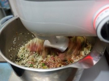 step4: 如用廚師機，先慢速拌勻，之後中快速攪拌10分鐘
如用手攪，則用筷子拌勻後，快手攪拌10分鐘
