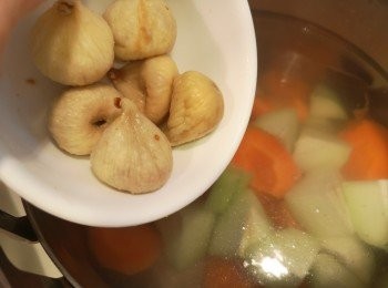step2: 無花果可原粒或一開二煲湯，水滾後全部材料一同放入煲內。