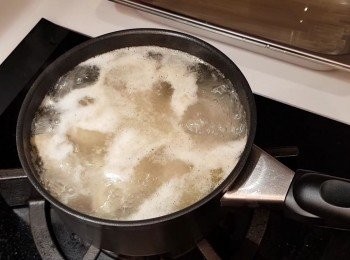 step7: 浸粉絲的時候，可以煲水烚一烚<a href="https://bit.ly/3zHU5V3" target="_blank" data-keyword="雞翼" class="guide-link"><strong>雞翼</strong></a> <span style="display:inline-block;vertical-align:middle;margin-top:-3px;color:initial;border-radius:3px;padding:2px 3px;font-size:12px;line-height:14px;background:#87d300;color:#fff;">即買</span> ，我準備了12隻<a href="https://bit.ly/3zHU5V3" target="_blank" data-keyword="雞翼" class="guide-link"><strong>雞翼</strong></a> <span style="display:inline-block;vertical-align:middle;margin-top:-3px;color:initial;border-radius:3px;padding:2px 3px;font-size:12px;line-height:14px;background:#87d300;color:#fff;">即買</span> ，
水滾後滾大約五分鐘去除一下油份和雞肉的雜味。

煲了5分鐘後雜質和泡會浮上水面，
熄火後倒去滾<a href="https://bit.ly/3zHU5V3" target="_blank" data-keyword="雞翼" class="guide-link"><strong>雞翼</strong></a> <span style="display:inline-block;vertical-align:middle;margin-top:-3px;color:initial;border-radius:3px;padding:2px 3px;font-size:12px;line-height:14px;background:#87d300;color:#fff;">即買</span> 的水，用清水沖一沖<a href="https://bit.ly/3zHU5V3" target="_blank" data-keyword="雞翼" class="guide-link"><strong>雞翼</strong></a> <span style="display:inline-block;vertical-align:middle;margin-top:-3px;color:initial;border-radius:3px;padding:2px 3px;font-size:12px;line-height:14px;background:#87d300;color:#fff;">即買</span> ，待用。