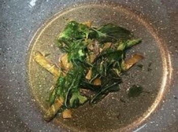 step6: 鍋內放3湯匙油燒熱，將檸檬葉與一半九層塔炒到變半透明後取出備用；