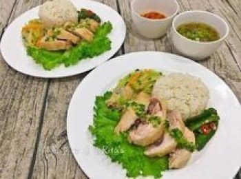 step17: 盤子擺上生菜，舀一碗雞飯，並將雞腿切塊擺在盤子上；然後在雞腿上淋些<span class="group_2">蔥薑油</span>，再擺上配菜，即可享用喔～