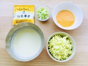 step4: 洗淨椰菜及蔥，切碎。
加入雞蛋、椰菜、蔥、天婦羅脆脆於粉漿內，攪勻。