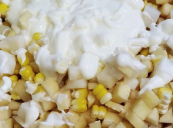 step6: 取出器皿， 分別放入梨、蘋果、菠蘿、粟米， 再加入大半支鮮果沙律醬