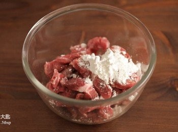 step1: 首先將牛肉和醃料(香油除外)均勻混合，接著再加入香油抓勻醃製約15分鐘。