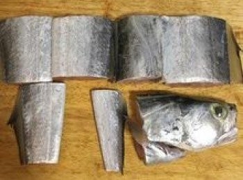 step2: 用鹽均勻的抹在魚身上，