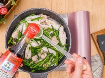 step4: 原鑊落油，加入魷魚及蒜蓉炒至魷魚身卷起，加入紹興酒及越香「三蟹嘜」魚露，下韭菜花與魷魚兜勻；