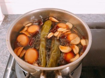 step2: 尖椒用叉吉幾下，出味得黎，又唔會走哂籽出黎